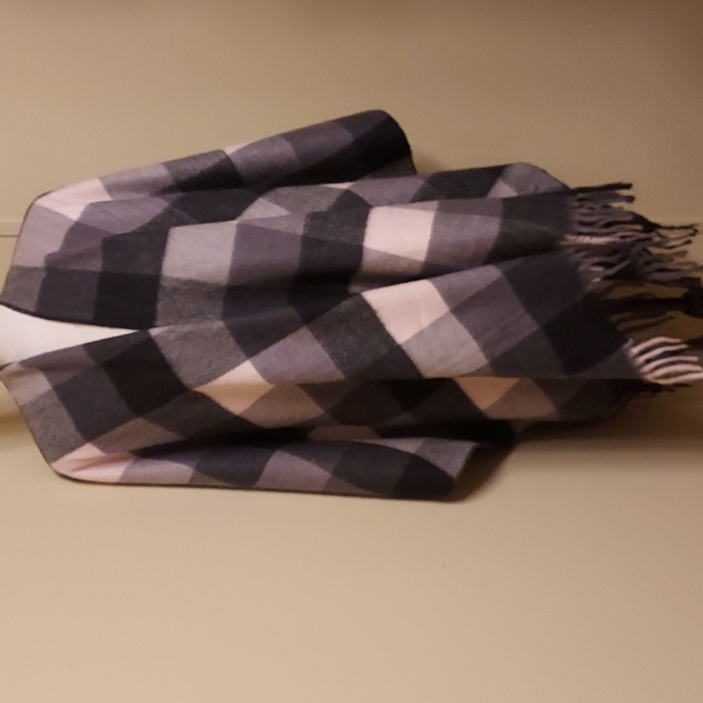 Pretty Persuasions Classic Black, Gray & Pink Wrap